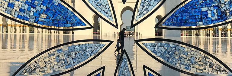 Blick durch eine Tür auf den Vorplatz der Sheikh Zayed Moschee in Abu Dhabi.
